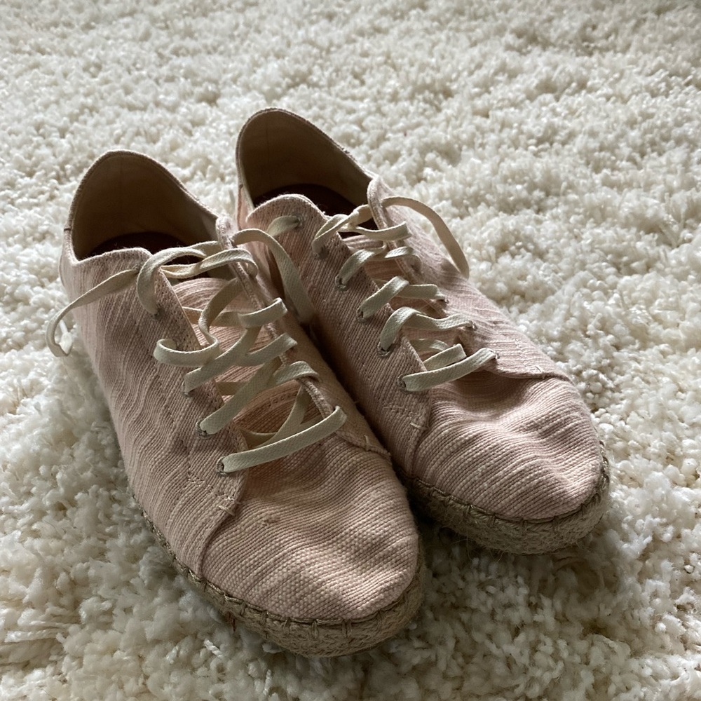 Brand new pastel pink distressed Toms sneaker shoes.
Size 10.